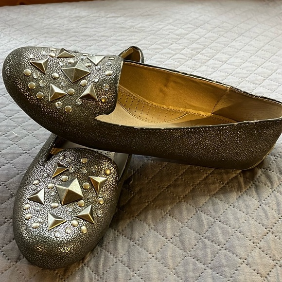 Kenneth Cole Reaction Gray Metallic Studded Flats - Picture 1 of 12